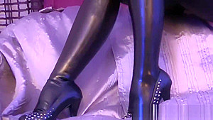 Amateur girl in latex masturbates with a glass dildo