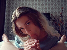 Babe Takes Dick Deep While Her Parents Are Away