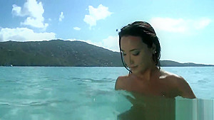 Flawless babe is flashing her spread juicy vagina in close range