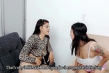 Found My Stepmother Masturbating And I Took Her Heat Off By Licking Her Pussy - Porn In Spanish