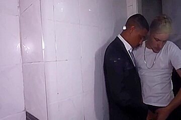 Fudendo O Funcionario Do Banheiro 5 Min