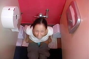 La minuscule teen 18+ asiatique Kitty suce une charge dans le trou du cul d'Ashley
