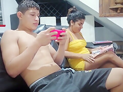 Mientras Veo Una Revista Mi Hermanastro Esta Muy Caliente Y Le Ayudo Con Una Buena Mama Y Follada