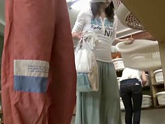 One Japanese beauty bared her body off in the changing room pks16