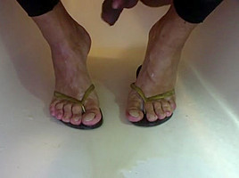 Piss over my soles feet & flip flops with painted toes nails