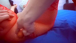 REALLY SEXY GIRL ENJOYS WHILE HER BOY MASTURBES HER FAVORITE CARROT