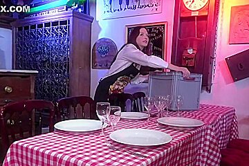 Restaurant De Luxe Implique Serveuse De Luxe