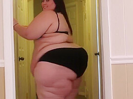 SSBBW Strutting