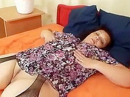 Sexy guitarrist mature woman masturbating