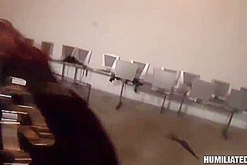 Sklavin Scarlet Aus Dem Kafig Geholt