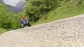 Thailandaise sportive baise sur un quad qui roule