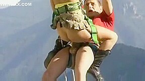 Thailandaise sportive baise sur un quad qui roule