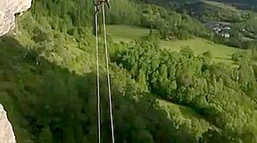 Thailandaise sportive baise sur un quad qui roule