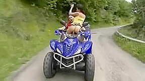 Thailandaise sportive baise sur un quad qui roule