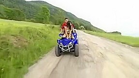 Thailandaise sportive baise sur un quad qui roule