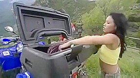 Thailandaise sportive baise sur un quad qui roule