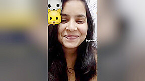 Today Exclusive- Sexy Desi Girl Showing Her Boobs