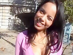 Une coquine au cul superbe s'exhibe dehors nue