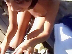 Une coquine au cul superbe s'exhibe dehors nue