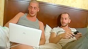 Une russe depucelee par trois mecs en meme temps